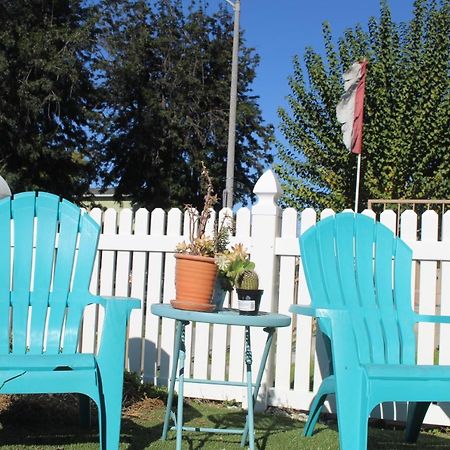 240 Usc Turquoise House Bed & Breakfast Los Angeles Exterior photo